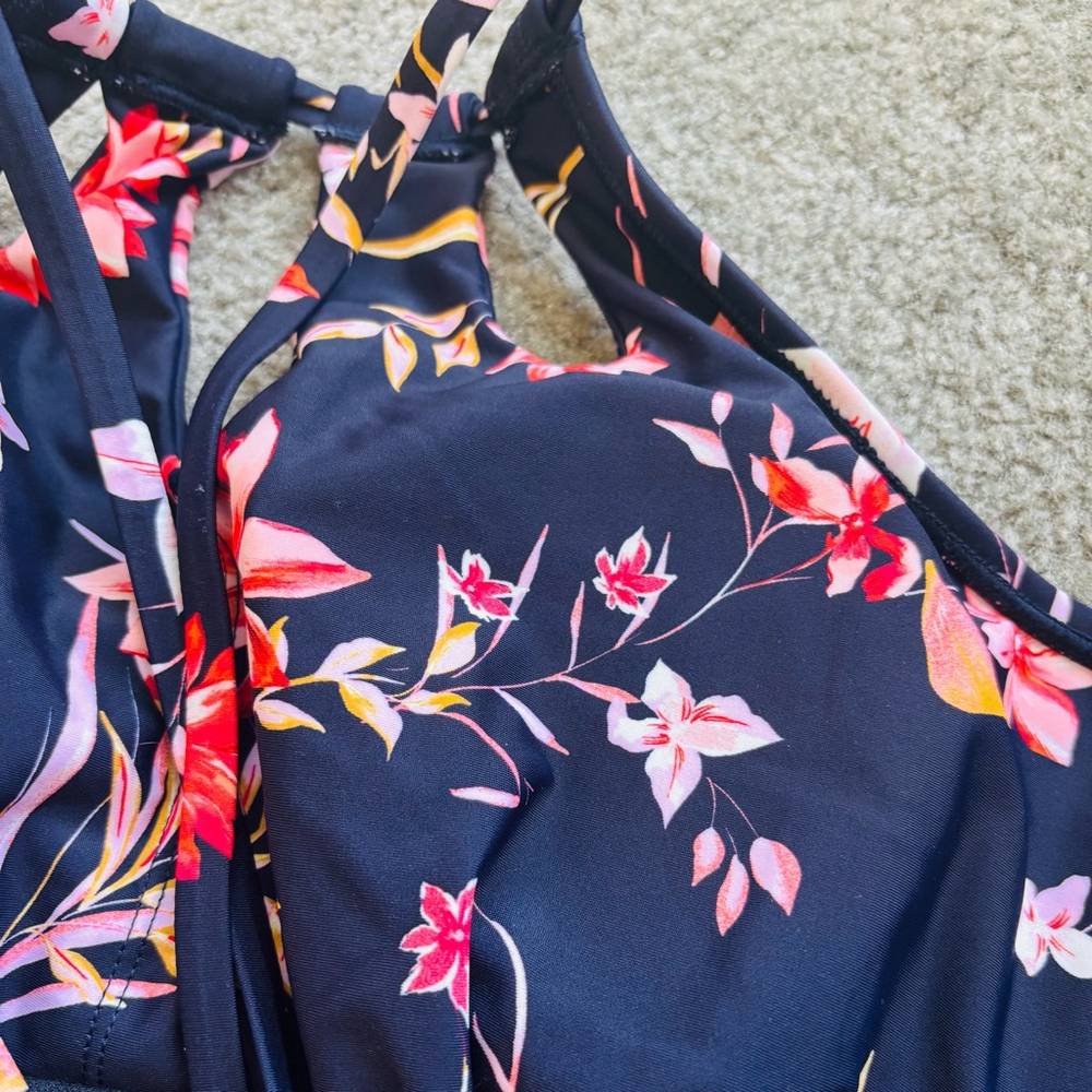 NWT Cupshe Rich Flower Cutout Tie Back One Piece Swimsuit in Navy Red Floral - Picture 11 of 12